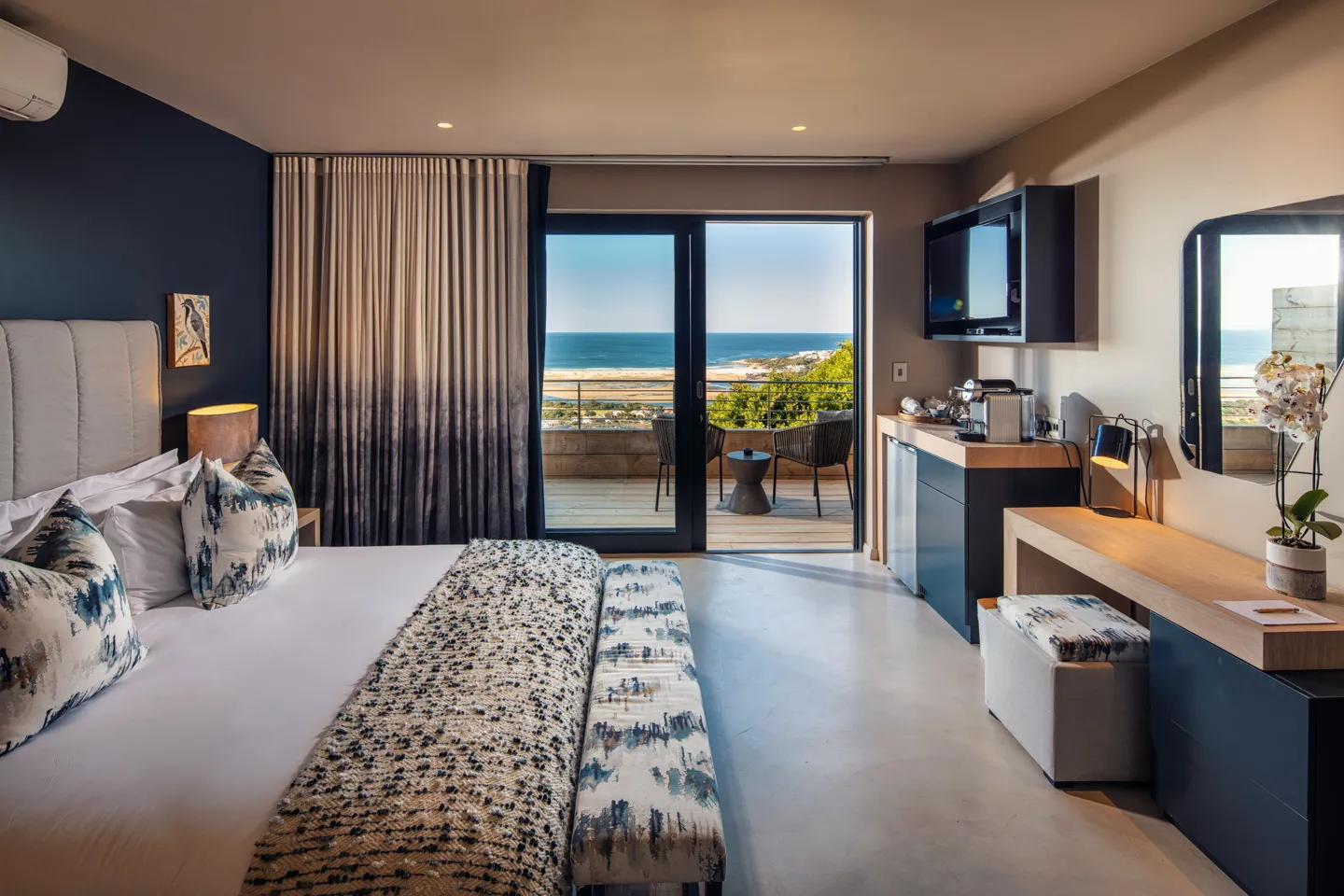 Sea-facing room with ocean views at Sky Villa